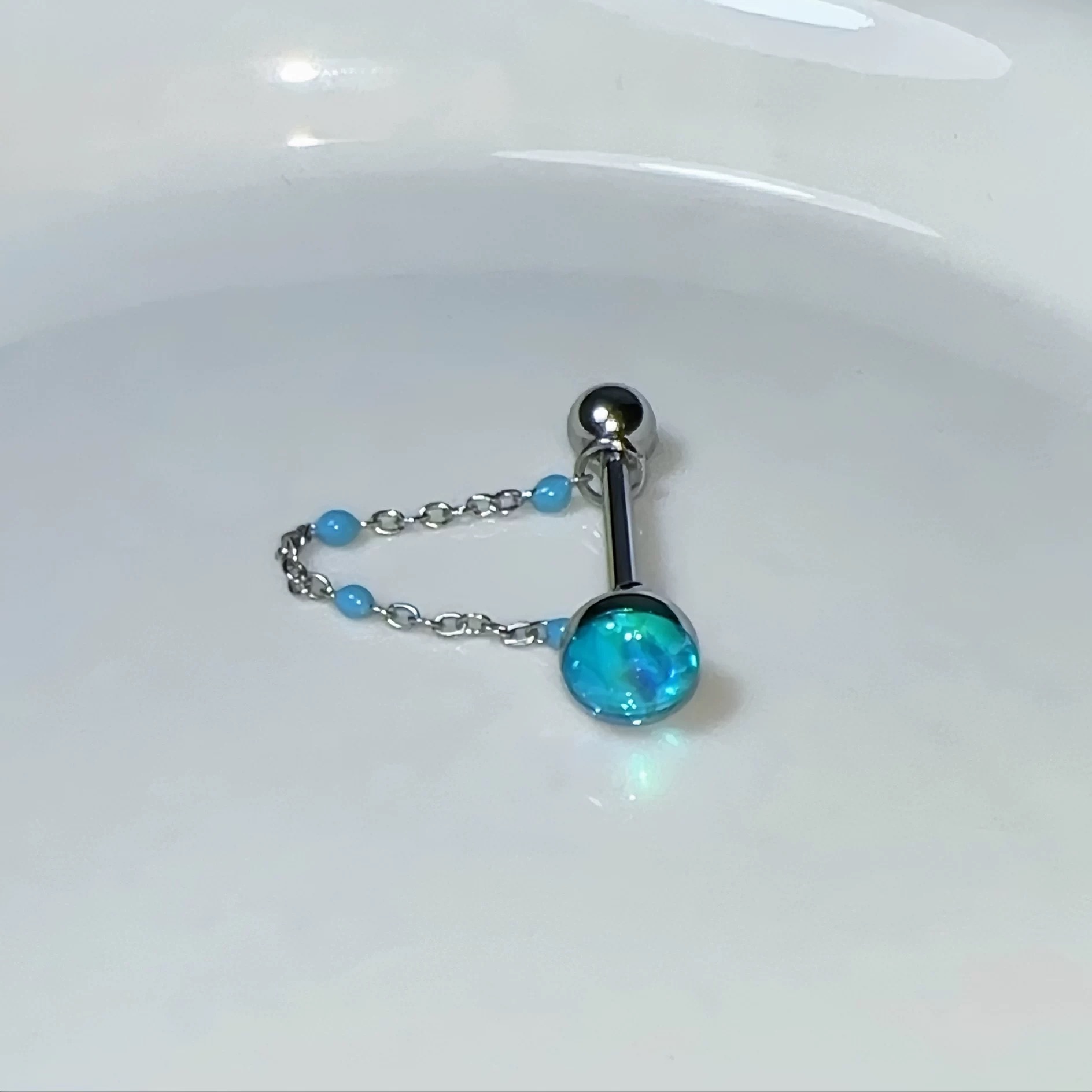 1個入り高品質トレンドブルーグリッターボールチェーンチタン鋼 - Body Piercing Quality Jewelry のレビューと価格